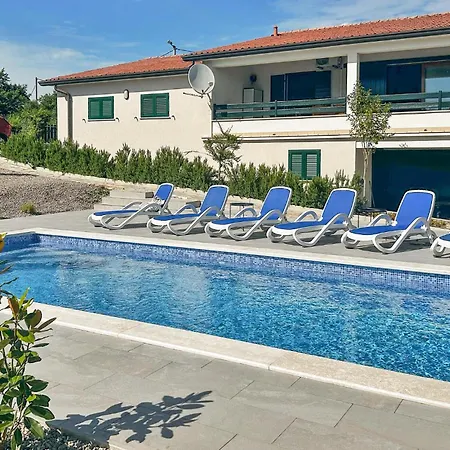 3 Bedroom Awesome In Holiday home *
