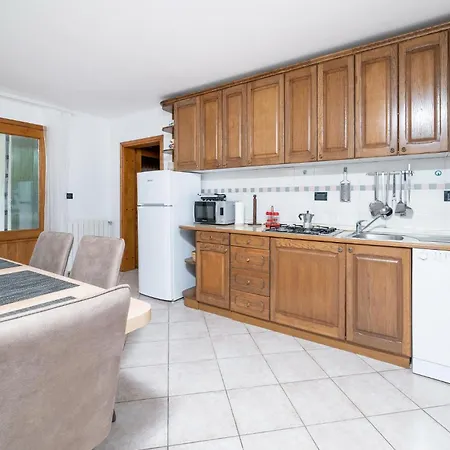 3 Bedroom Awesome In Holiday home *