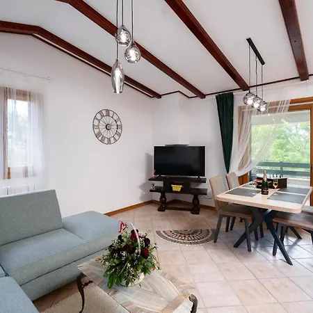 3 Bedroom Awesome In Holiday home *
