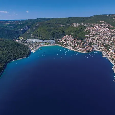 3 Bedroom Awesome In Holiday home Trgetari